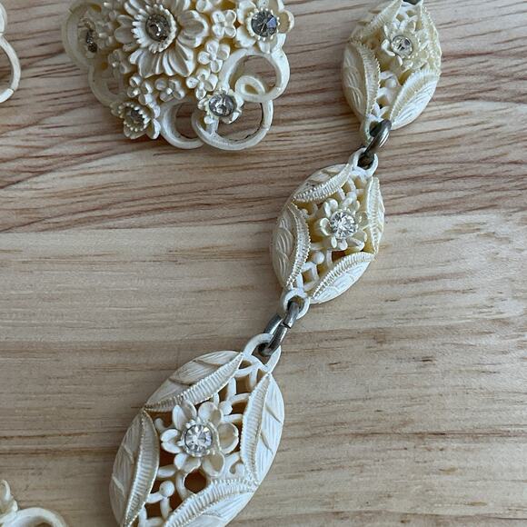 Carved Celluloid Necklace & Earring Set White Flowers Rhinestones 16" Screwbacks - Picture 12 of 16